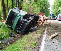 Nie żyje kierowca mercedesa, który  zderzył się czołowo z ciągnikiem siodłowym wiozącym drewno