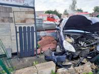 ŁĘKA OPATOWSKA: Samochód osobowy wjechał w ogrodzenie posesji